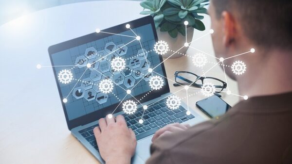 Laptop und Symbol für ein Netzwerk